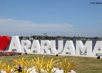 SEM GESTÃO: Araruama é a 16ª pior cidade do Estado; sob gestão de Lívia Belo, esposa do vulgo Chiquinho, enfrenta críticas em uso de royalties e administração pública.