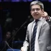 Randolfe apresenta emenda para garantir passagens aéreas para ministros do governo e do STF