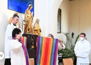 Vaticano aceita “possibilidade de abençoar” casais homossexuais