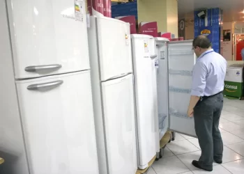 Após mudanças feitas pelo Governo Lula, 8 em cada 10 geladeiras não poderão mais ser vendidas no Brasil