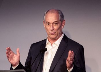 Ciro Gomes fala de “laços sólidos” entre PT e milícias digitais