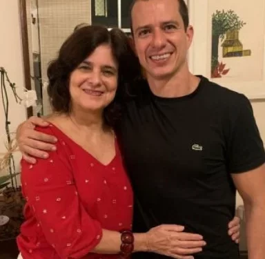 Secretário de Cultura de Cabo Frio, que é filho da ministra da saúde que enviou R$ 55 milhões a mais à cidade, participa de reunião de balanço da secretaria de saúde.