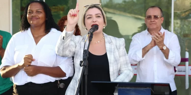 Prefeita arrogante: Livia Bello humilha secretários em inauguração da policlínica em Araruama