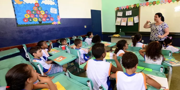 Alunos comemoram início do ano letivo em Nova Iguaçu