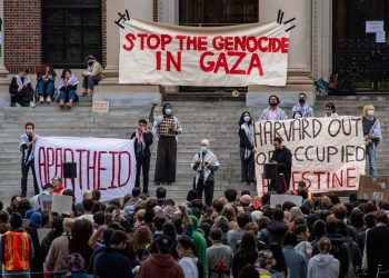 Estudantes substituem bandeira dos EUA pela da Palestina em Harvard