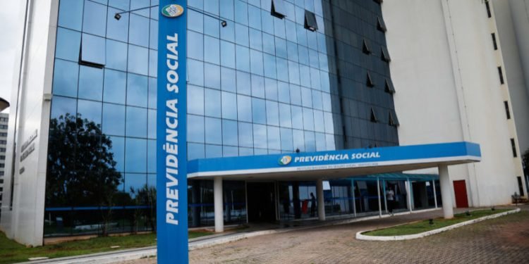 Diretor Do INSS Presente Em Evento De Entidade Sob Investigação Por Descontos Indevidos