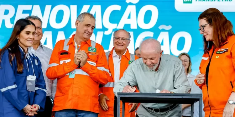 Lula desafia previsões de economistas: “Não acreditem nessa bobagem da macroeconomia”