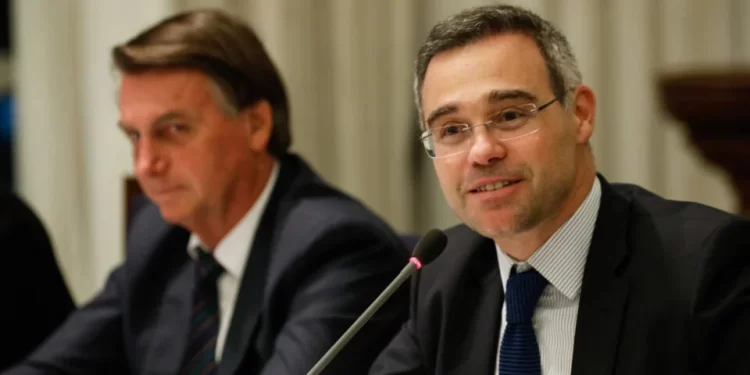 Mendonça é o único a votar contra Dino e Moraes julgarem Bolsonaro