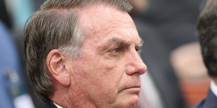 Ex-presidente Jair Bolsonaro decide não comparecer ao segundo dia de julgamento no STF