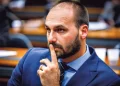 Moraes pede parecer da PGR para apreender passaporte de Eduardo