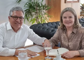 Gleisi Hoffmann e Padilha tomam posse nesta segunda
