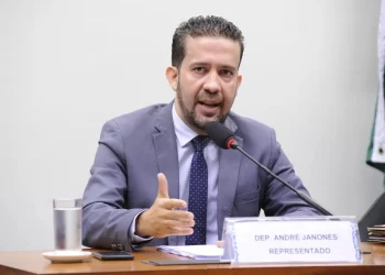 Réu confesso em esquema de ‘rachadinha’, Janones chama Débora dos Santos de ‘desgraça’