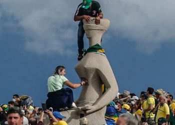 STF forma maioria para condenar Débora, que pichou estátua no 8/1
