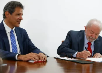 Governo Lula avalia acionar o STF contra derrubada de alta do IOF