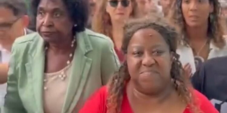 Ministras de Lula visitam Morro do Alemão após megaoperação