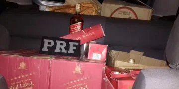 Operação Whisky: PF e Receita Federal descobrem maconha líquida escondida em garrafas de uísque no Rio