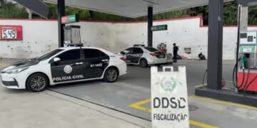 Operação da Polícia Civil de São Paulo cumpre mandados em postos de combustíveis suspeitos de ligação com o Primeiro Comando da Capital (PCC) no litoral de SP