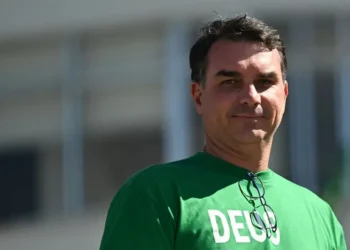 Jair Bolsonaro escolhe o filho Flávio para disputar a Presidência