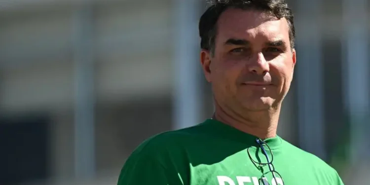 Jair Bolsonaro escolhe o filho Flávio para disputar a Presidência