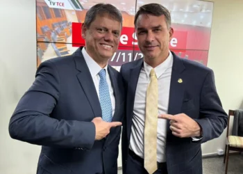 Tarcísio declara apoio a Flávio Bolsonaro: “Terá nosso suporte”