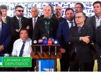 Oposição interrompe recesso e anuncia novo pedido de impeachment de Moraes e mira CPMI do Master