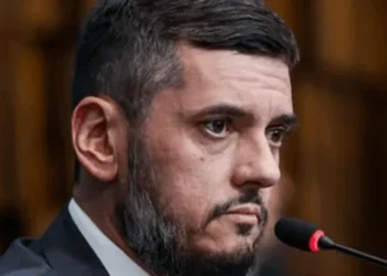 CCJ da Alerj aprova revogação de prisão de Rodrigo Bacellar