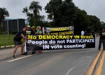 Quarto dia de desafios: Deputado Luiz Lima enfrenta chuva e estrada e registra cada momento da Caminhada liderada por Nikolas Ferreira