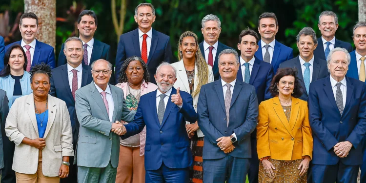 Quase metade dos ministros de Lula deixarão seus cargos