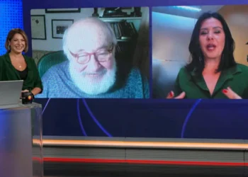 Jornalista Daniela Lima debocha de queda de Bolsonaro ao vivo