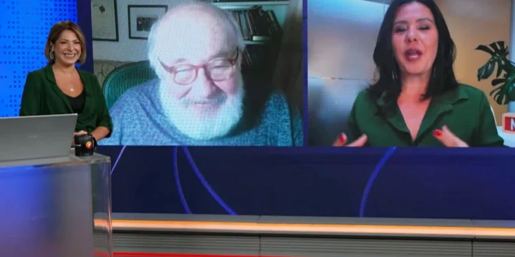 Jornalista Daniela Lima debocha de queda de Bolsonaro ao vivo