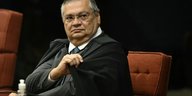 Decisão de Dino proíbe emendas para ONGs relacionadas a parentes de parlamentares