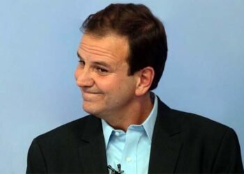 EDUARDO PAES FAZ ENQUETE PARA PÚBLICO SOBRE MEGA SHOW EM COPACABANA EM MAIO