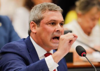 Lindbergh aciona PRF e tenta barrar caminhada de Nikolas Ferreira na BR-040