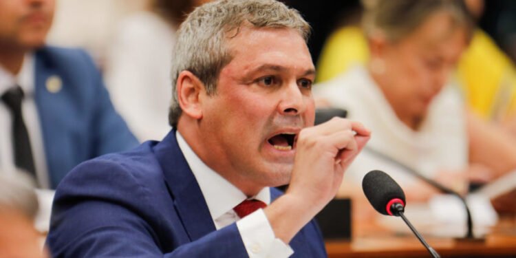 Lindbergh aciona PRF e tenta barrar caminhada de Nikolas Ferreira na BR-040