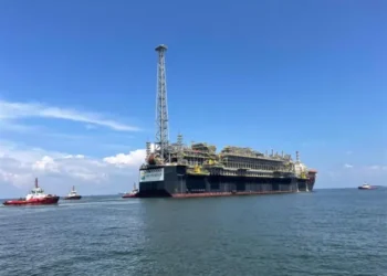 Petroleiros venezuelanos rompem bloqueio marítimo dos EUA após captura de Maduro, diz jornal