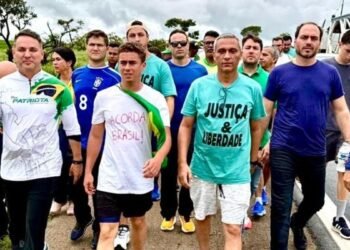 Parlamentares se unem a Nikolas Ferreira em caminhada pela liberdade