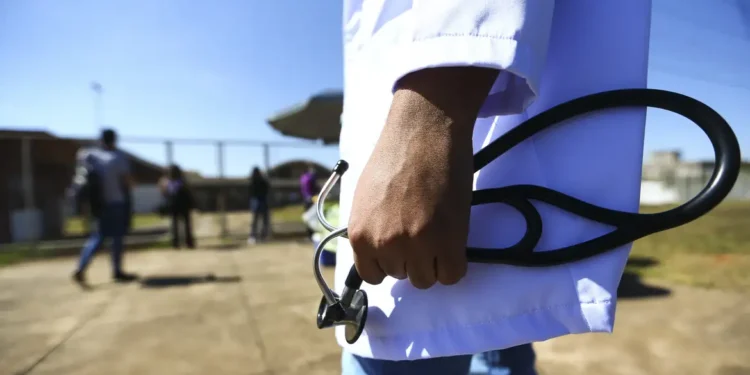 Resultado do Enamed 2025 evidencia fragilidades na formação médica no Brasil e acende alerta sobre qualidade dos cursos