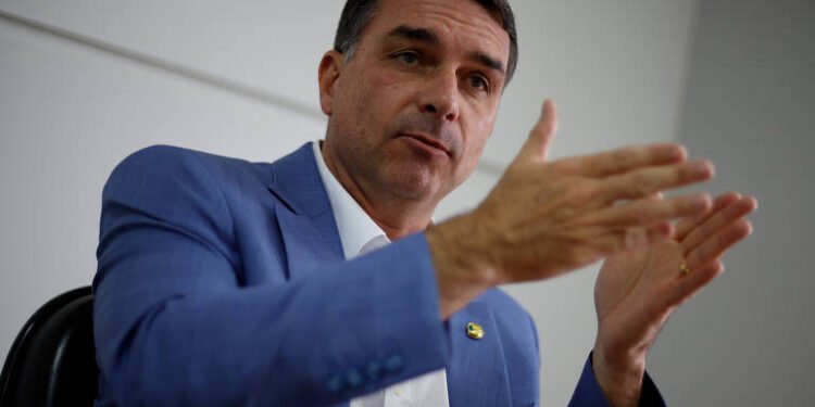 Flávio Bolsonaro anuncia PEC para acabar com a reeleição à Presidência e começa coleta de assinaturas