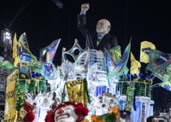 Deputados da oposição protocolam representações contra a homenagem a Lula feita pela Acadêmicos de Niterói