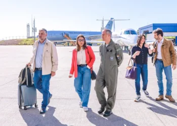 Janja utiliza avião da FAB para visitar escola de samba acompanhada de seis assessores