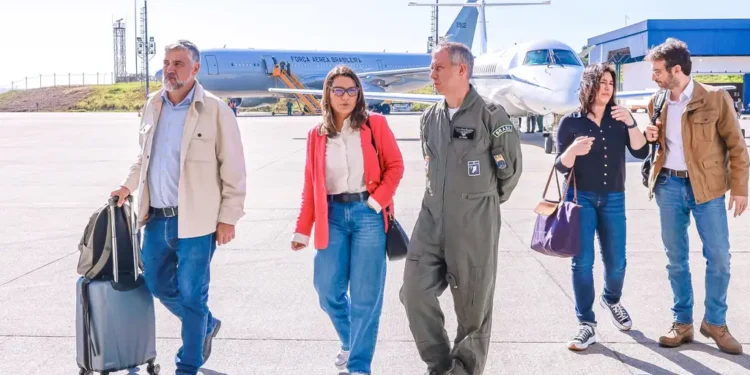 Janja utiliza avião da FAB para visitar escola de samba acompanhada de seis assessores