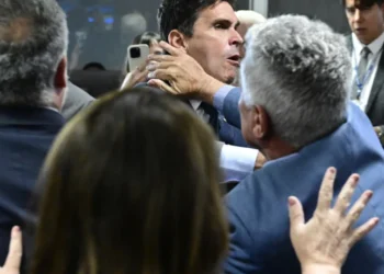 Deputado Luiz Lima é agredido durante tumulto na CPMI do INSS