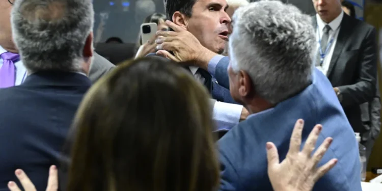 Deputado Luiz Lima é agredido durante tumulto na CPMI do INSS