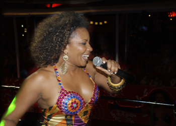 Ministra da cultura, Margareth Menezes, canta no carnaval com verba pública