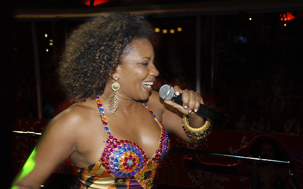 Ministra da cultura, Margareth Menezes, canta no carnaval com verba pública