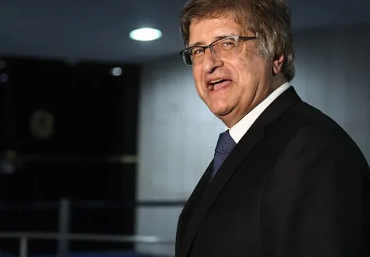 Pagamentos extras fizeram salário do procurador-geral da República superar teto constitucional em 2025