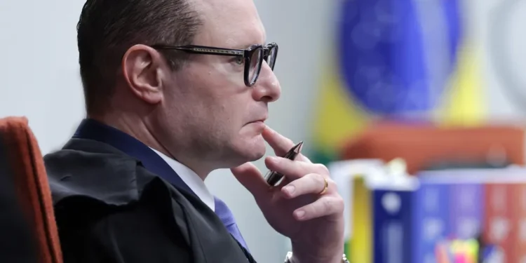 Ministro do STF rejeita pedido para obrigar Câmara a criar CPI sobre caso Banco Master