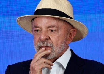 Lula é confrontado sobre fake news envolvendo Flávio Bolsonaro e Nossa Senhora Aparecida