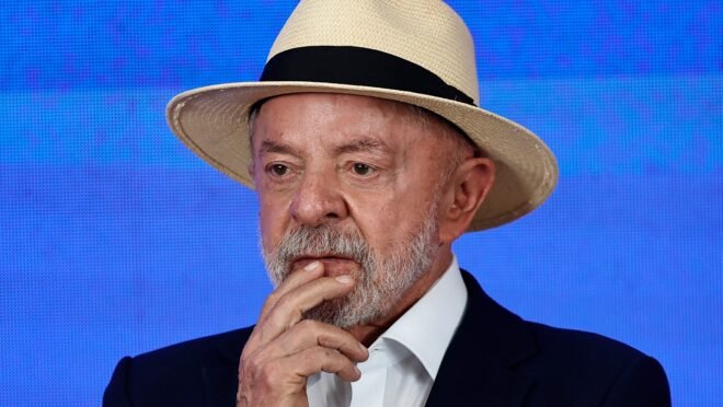 Lula é confrontado sobre fake news envolvendo Flávio Bolsonaro e Nossa Senhora Aparecida
