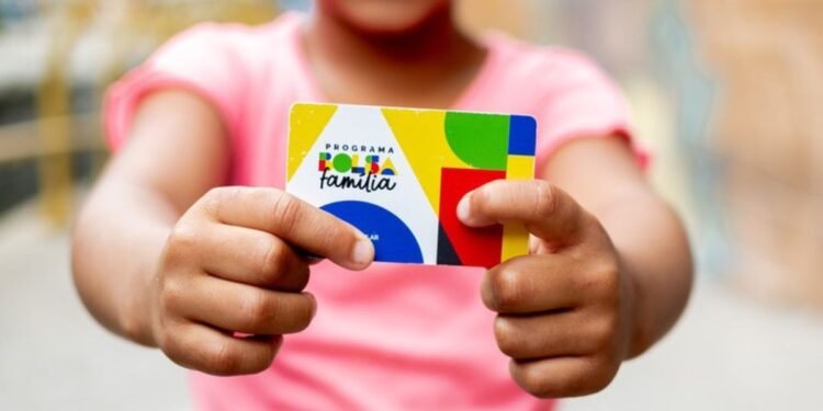 Governo inclui reajuste do Bolsa Família no Orçamento e eleva projeção de déficit em 2026